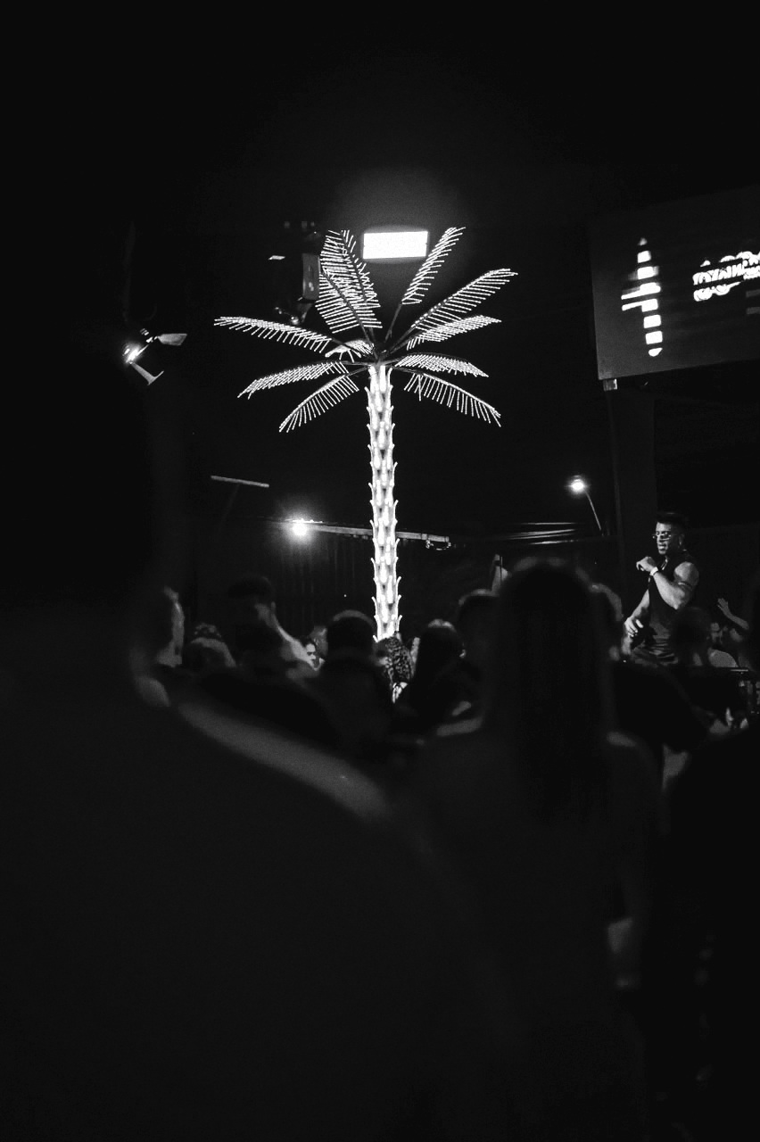 Palco visto da plateia, preto e branco.